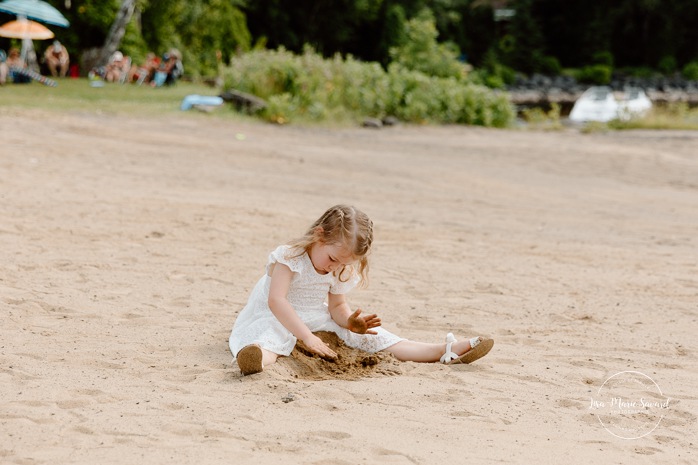 Beach wedding ceremony. Summer lakefront wedding. Mariage au bord du Lac-Saint-Jean. Auberge des Îles. Photographe mariage Saguenay-Lac-Saint-Jean