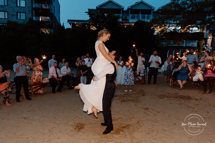 Wedding first dance on the beach with sparklers. Sparkler lit wedding first dance. Mariage au bord du Lac-Saint-Jean. Auberge des Îles. Photographe mariage Saguenay-Lac-Saint-Jean