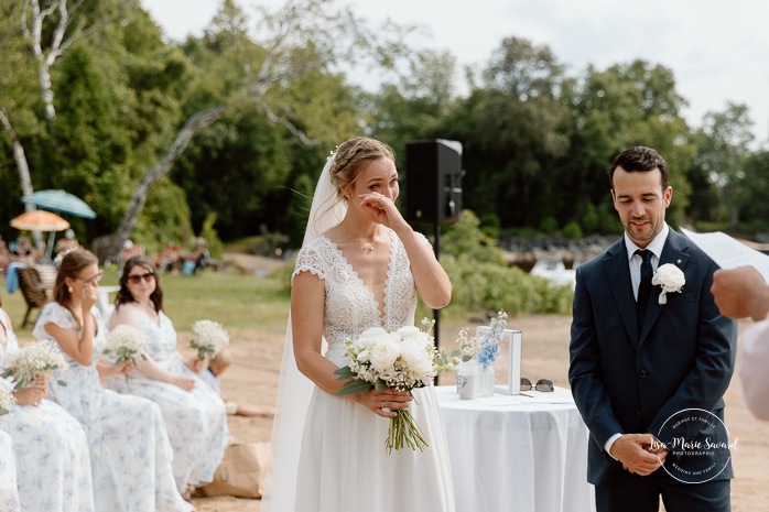 Beach wedding ceremony. Summer lakefront wedding. Mariage au bord du Lac-Saint-Jean. Auberge des Îles. Photographe mariage Saguenay-Lac-Saint-Jean