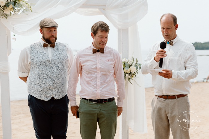 Beach wedding ceremony. Summer lakefront wedding. Mariage au bord du Lac-Saint-Jean. Auberge des Îles. Photographe mariage Saguenay-Lac-Saint-Jean