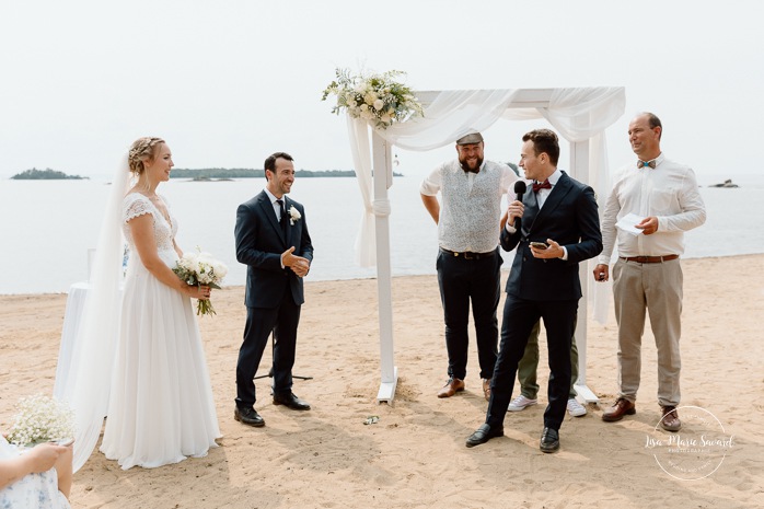 Beach wedding ceremony. Summer lakefront wedding. Mariage au bord du Lac-Saint-Jean. Auberge des Îles. Photographe mariage Saguenay-Lac-Saint-Jean