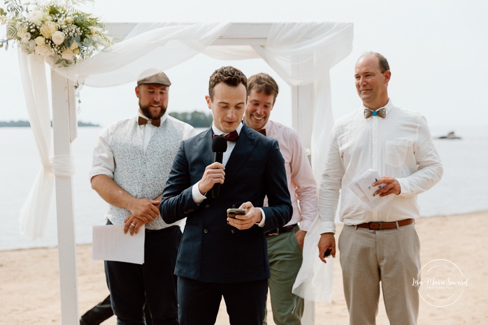 Beach wedding ceremony. Summer lakefront wedding. Mariage au bord du Lac-Saint-Jean. Auberge des Îles. Photographe mariage Saguenay-Lac-Saint-Jean