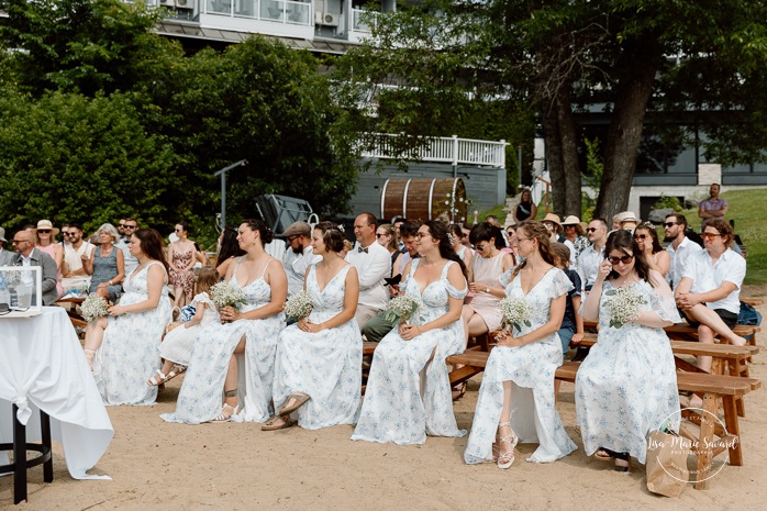 Beach wedding ceremony. Summer lakefront wedding. Mariage au bord du Lac-Saint-Jean. Auberge des Îles. Photographe mariage Saguenay-Lac-Saint-Jean