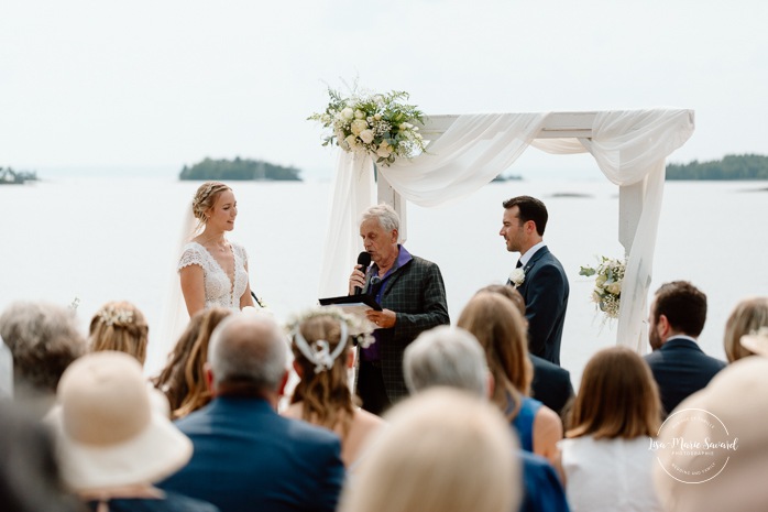 Beach wedding ceremony. Summer lakefront wedding. Mariage au bord du Lac-Saint-Jean. Auberge des Îles. Photographe mariage Saguenay-Lac-Saint-Jean