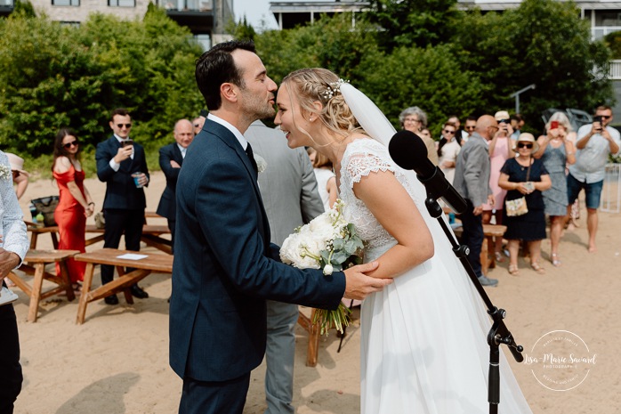 Beach wedding ceremony. Summer lakefront wedding. Mariage au bord du Lac-Saint-Jean. Auberge des Îles. Photographe mariage Saguenay-Lac-Saint-Jean