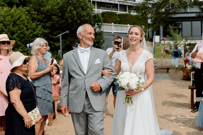 Beach wedding ceremony. Summer lakefront wedding. Mariage au bord du Lac-Saint-Jean. Auberge des Îles. Photographe mariage Saguenay-Lac-Saint-Jean