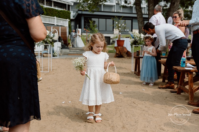 Beach wedding ceremony. Summer lakefront wedding. Mariage au bord du Lac-Saint-Jean. Auberge des Îles. Photographe mariage Saguenay-Lac-Saint-Jean