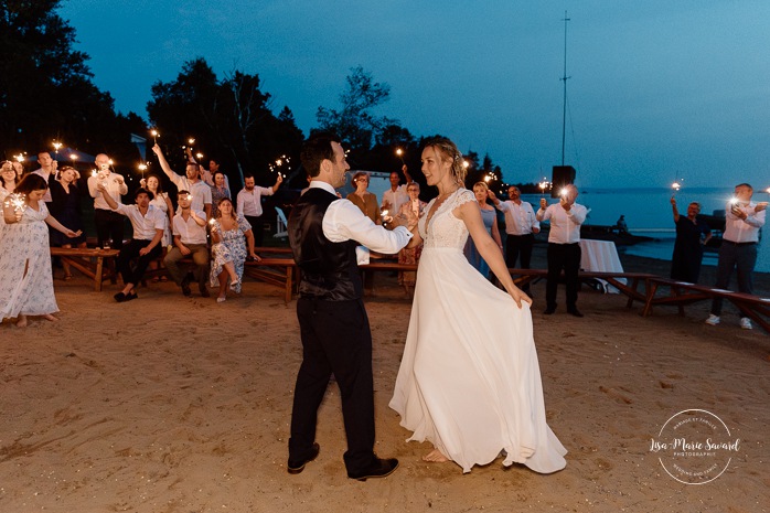Wedding first dance on the beach with sparklers. Sparkler lit wedding first dance. Mariage au bord du Lac-Saint-Jean. Auberge des Îles. Photographe mariage Saguenay-Lac-Saint-Jean