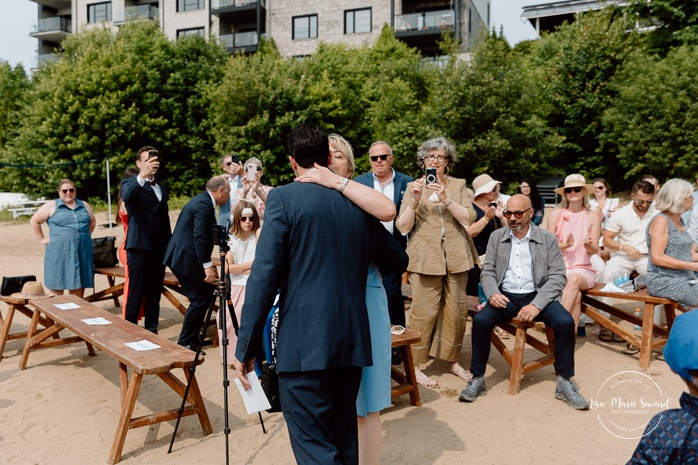 Beach wedding ceremony. Summer lakefront wedding. Mariage au bord du Lac-Saint-Jean. Auberge des Îles. Photographe mariage Saguenay-Lac-Saint-Jean