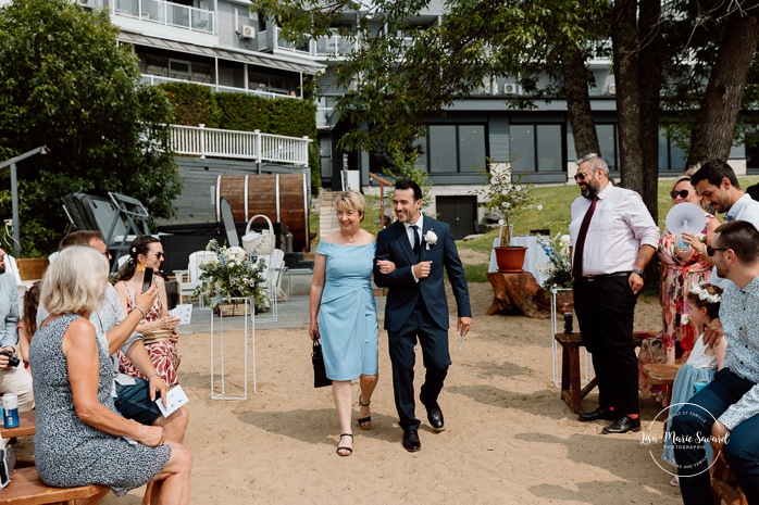 Beach wedding ceremony. Summer lakefront wedding. Mariage au bord du Lac-Saint-Jean. Auberge des Îles. Photographe mariage Saguenay-Lac-Saint-Jean