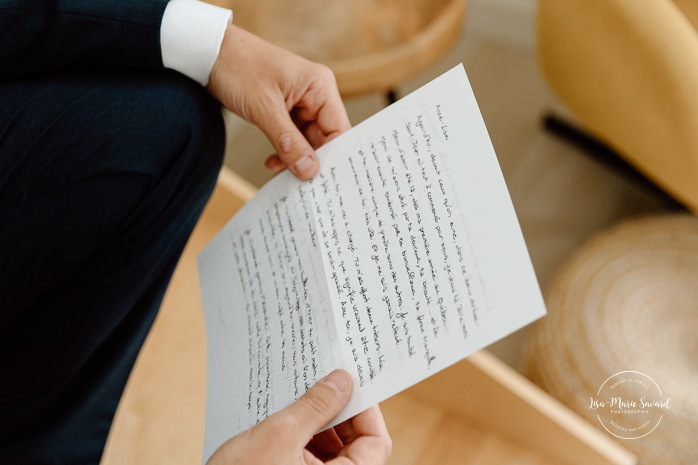 Groom reading vows before ceremony. Mariage au bord du Lac-Saint-Jean. Auberge des Îles. Photographe mariage Saguenay-Lac-Saint-Jean