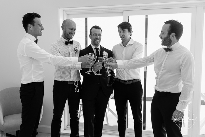 Groom getting ready with groomsmen. Mariage au bord du Lac-Saint-Jean. Auberge des Îles. Photographe mariage Saguenay-Lac-Saint-Jean