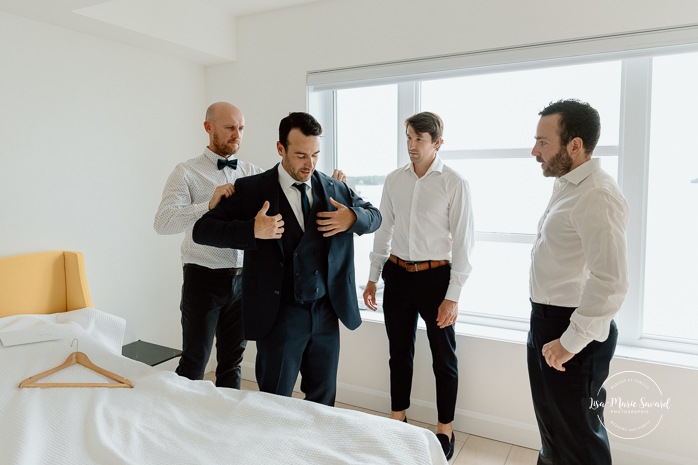 Groom getting ready with groomsmen. Mariage au bord du Lac-Saint-Jean. Auberge des Îles. Photographe mariage Saguenay-Lac-Saint-Jean