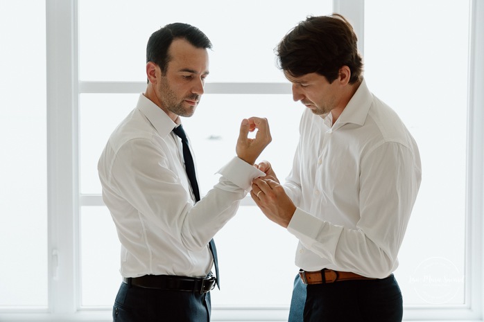 Groom getting ready with groomsmen. Mariage au bord du Lac-Saint-Jean. Auberge des Îles. Photographe mariage Saguenay-Lac-Saint-Jean