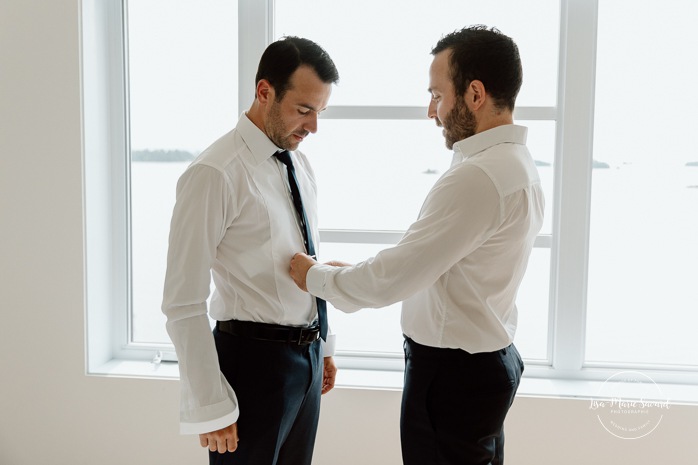 Groom getting ready with groomsmen. Mariage au bord du Lac-Saint-Jean. Auberge des Îles. Photographe mariage Saguenay-Lac-Saint-Jean