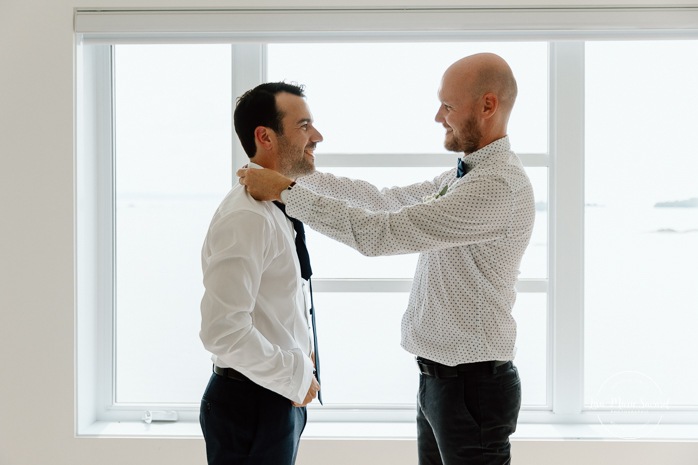 Groom getting ready with groomsmen. Mariage au bord du Lac-Saint-Jean. Auberge des Îles. Photographe mariage Saguenay-Lac-Saint-Jean