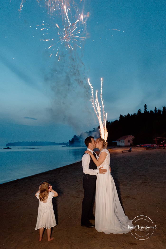 Wedding fireworks photos. Mariage au bord du Lac-Saint-Jean. Auberge des Îles. Photographe mariage Saguenay-Lac-Saint-Jean