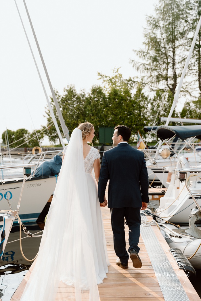 Yacht club wedding photos. Sailboat wedding photos. Marina wedding photos. Mariage au bord du Lac-Saint-Jean avec voiliers. Auberge des Îles. Photographe mariage Saguenay-Lac-Saint-Jean