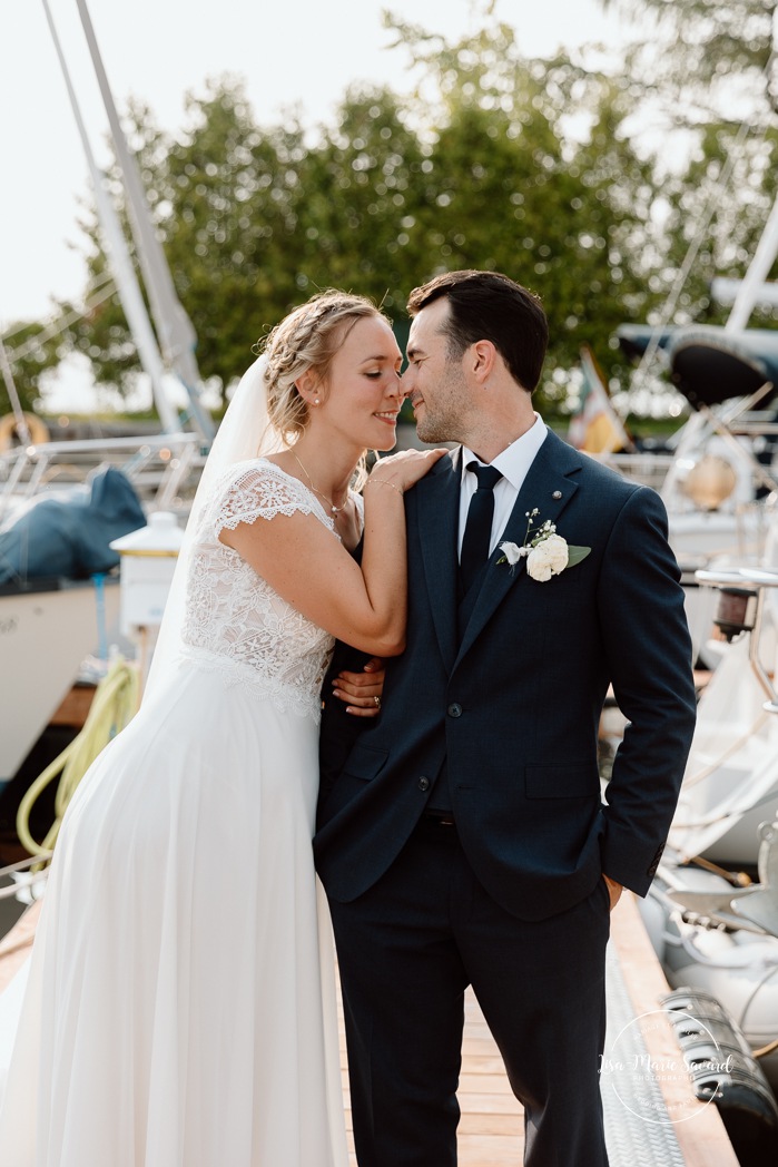 Yacht club wedding photos. Sailboat wedding photos. Marina wedding photos. Mariage au bord du Lac-Saint-Jean avec voiliers. Auberge des Îles. Photographe mariage Saguenay-Lac-Saint-Jean