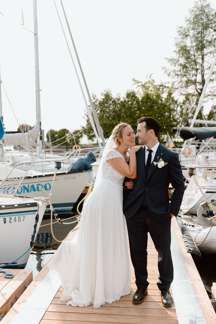 Yacht club wedding photos. Sailboat wedding photos. Marina wedding photos. Mariage au bord du Lac-Saint-Jean avec voiliers. Auberge des Îles. Photographe mariage Saguenay-Lac-Saint-Jean