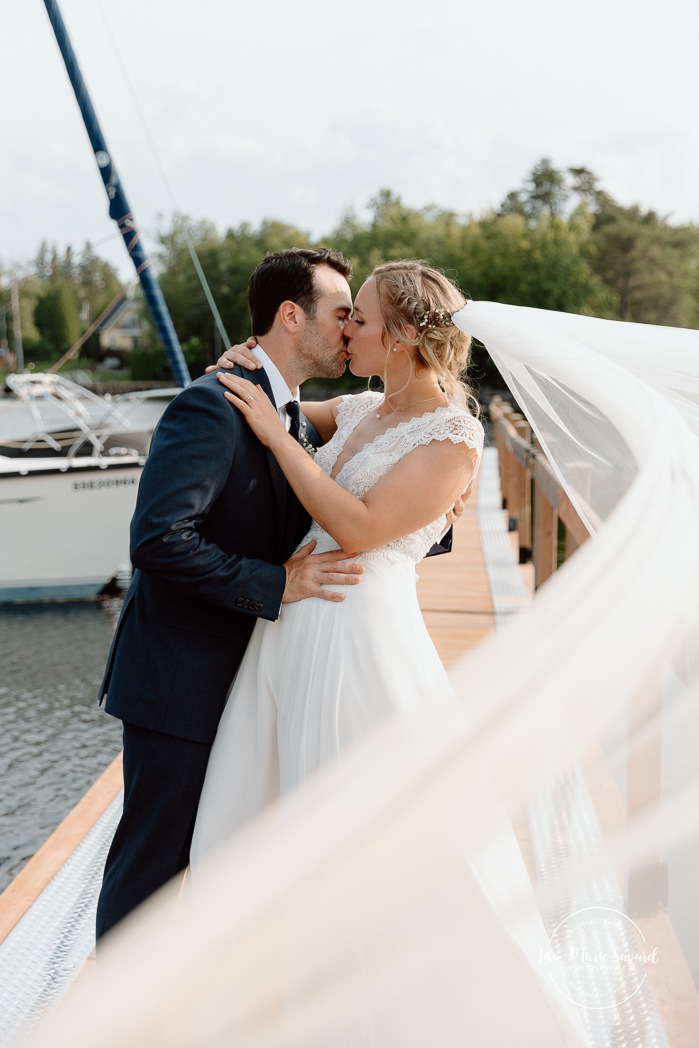 Yacht club wedding photos. Sailboat wedding photos. Marina wedding photos. Mariage au bord du Lac-Saint-Jean avec voiliers. Auberge des Îles. Photographe mariage Saguenay-Lac-Saint-Jean