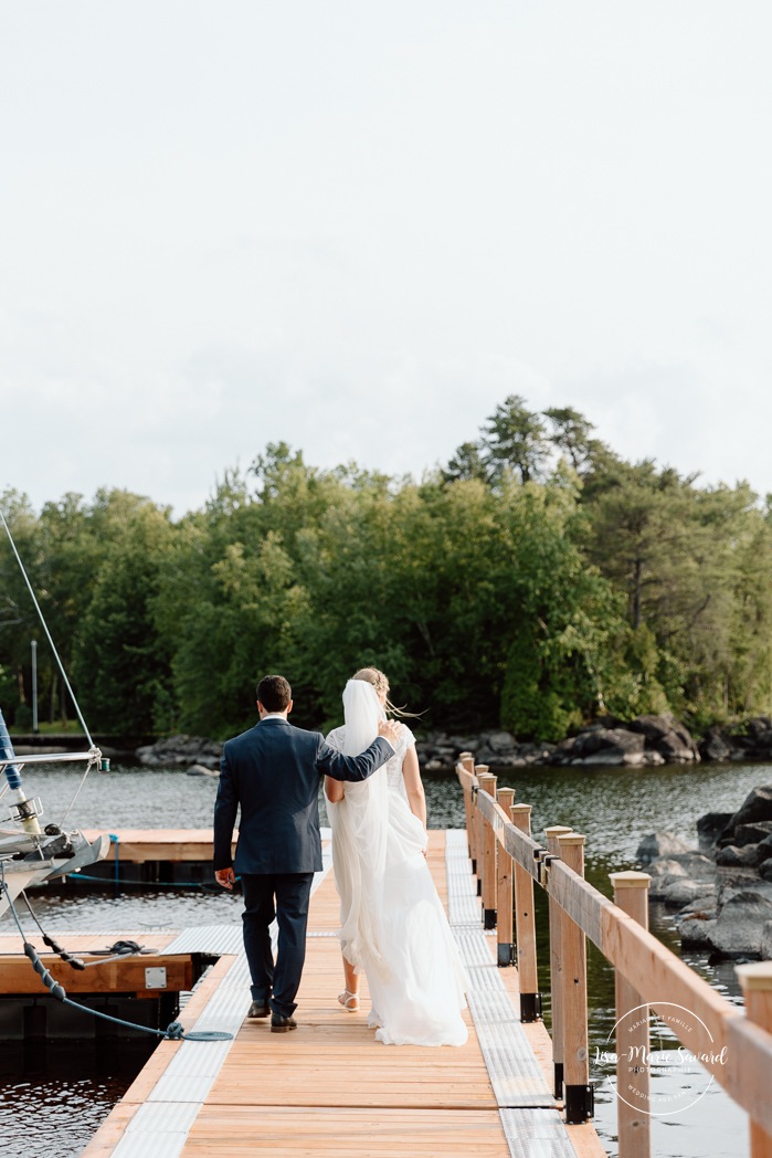 Yacht club wedding photos. Sailboat wedding photos. Marina wedding photos. Mariage au bord du Lac-Saint-Jean avec voiliers. Auberge des Îles. Photographe mariage Saguenay-Lac-Saint-Jean