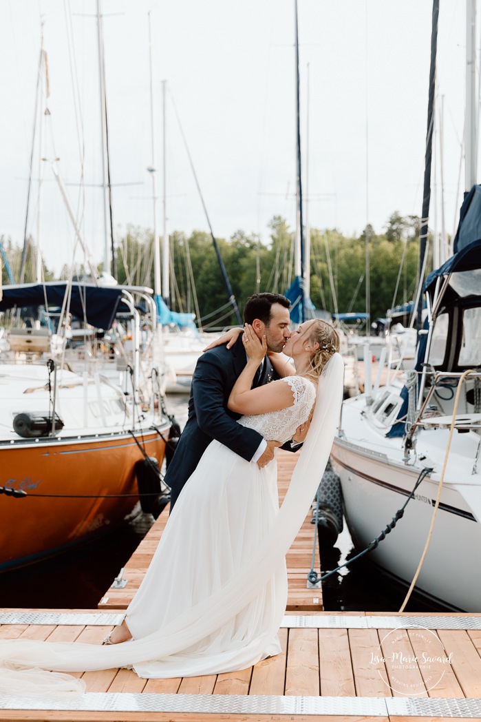 Yacht club wedding photos. Sailboat wedding photos. Marina wedding photos. Mariage au bord du Lac-Saint-Jean avec voiliers. Auberge des Îles. Photographe mariage Saguenay-Lac-Saint-Jean