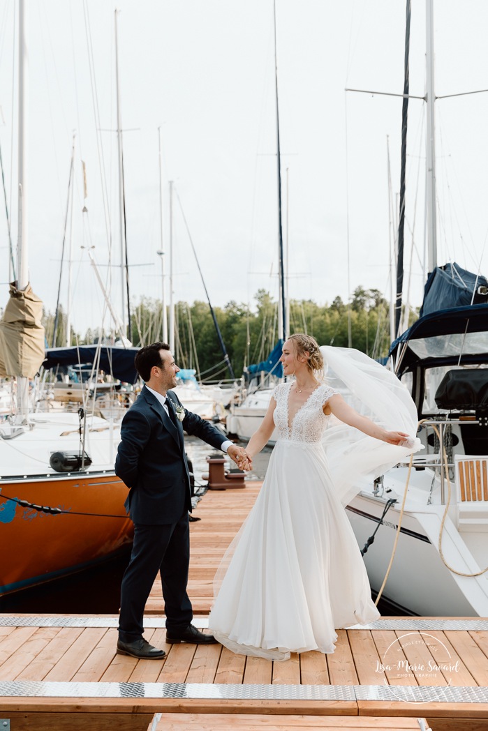 Yacht club wedding photos. Sailboat wedding photos. Marina wedding photos. Mariage au bord du Lac-Saint-Jean avec voiliers. Auberge des Îles. Photographe mariage Saguenay-Lac-Saint-Jean