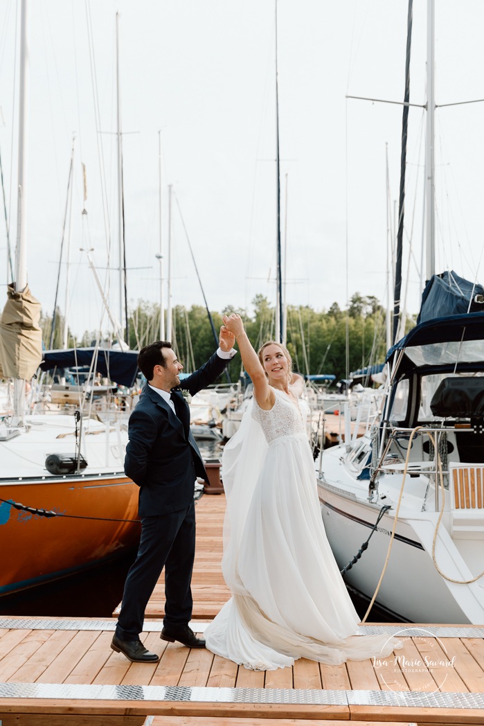 Yacht club wedding photos. Sailboat wedding photos. Marina wedding photos. Mariage au bord du Lac-Saint-Jean avec voiliers. Auberge des Îles. Photographe mariage Saguenay-Lac-Saint-Jean