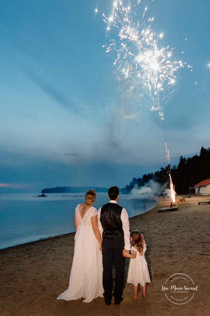 Wedding fireworks photos. Mariage au bord du Lac-Saint-Jean. Auberge des Îles. Photographe mariage Saguenay-Lac-Saint-Jean