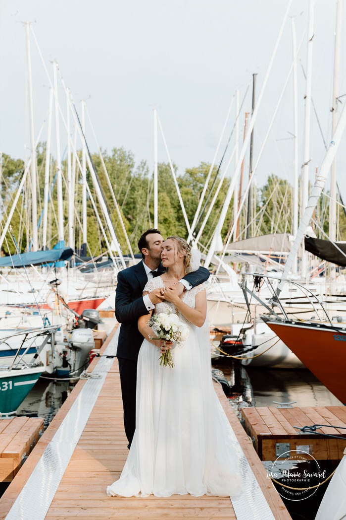 Yacht club wedding photos. Sailboat wedding photos. Marina wedding photos. Mariage au bord du Lac-Saint-Jean avec voiliers. Auberge des Îles. Photographe mariage Saguenay-Lac-Saint-Jean