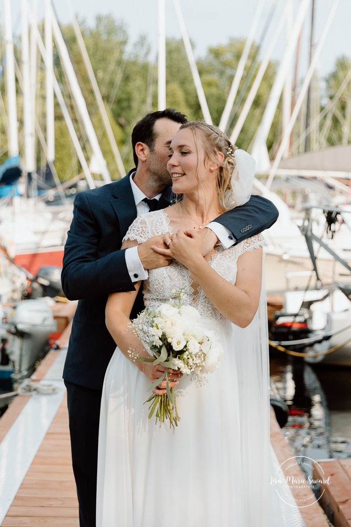 Yacht club wedding photos. Sailboat wedding photos. Marina wedding photos. Mariage au bord du Lac-Saint-Jean avec voiliers. Auberge des Îles. Photographe mariage Saguenay-Lac-Saint-Jean