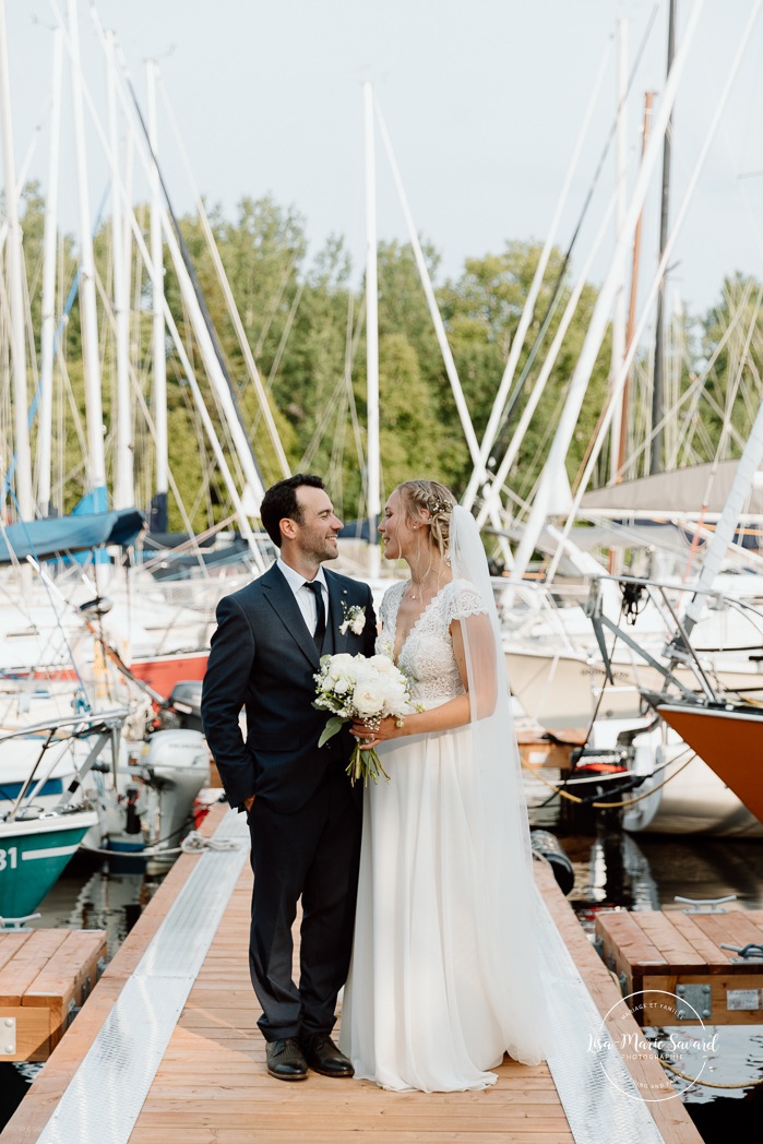 Yacht club wedding photos. Sailboat wedding photos. Marina wedding photos. Mariage au bord du Lac-Saint-Jean avec voiliers. Auberge des Îles. Photographe mariage Saguenay-Lac-Saint-Jean