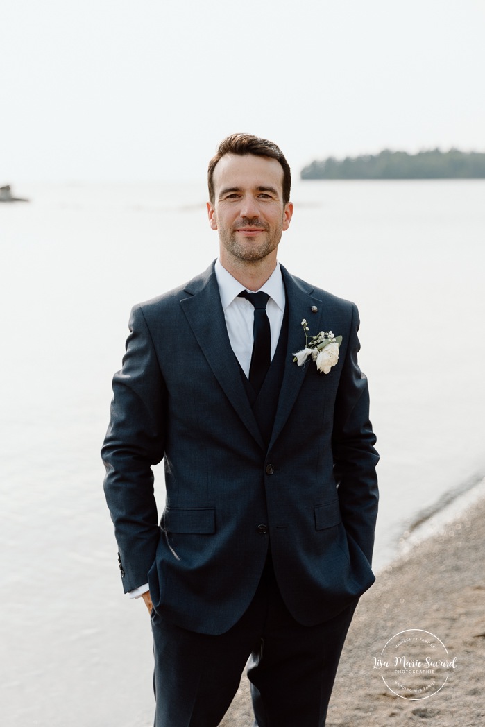 Beach wedding photos. Lakefront wedding photos. Romantic wedding photos. Mariage au bord du Lac-Saint-Jean. Auberge des Îles. Photographe mariage Saguenay-Lac-Saint-Jean