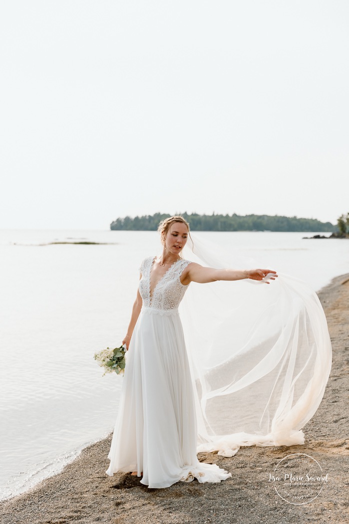 Beach wedding photos. Lakefront wedding photos. Romantic wedding photos. Mariage au bord du Lac-Saint-Jean. Auberge des Îles. Photographe mariage Saguenay-Lac-Saint-Jean