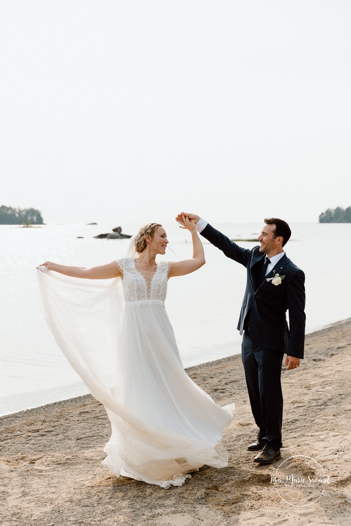 Beach wedding photos. Lakefront wedding photos. Romantic wedding photos. Mariage au bord du Lac-Saint-Jean. Auberge des Îles. Photographe mariage Saguenay-Lac-Saint-Jean