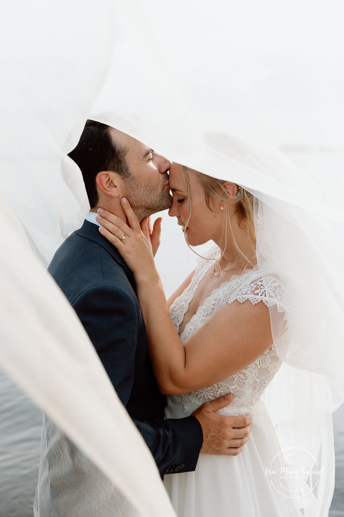 Beach wedding photos. Lakefront wedding photos. Romantic wedding photos. Mariage au bord du Lac-Saint-Jean. Auberge des Îles. Photographe mariage Saguenay-Lac-Saint-Jean