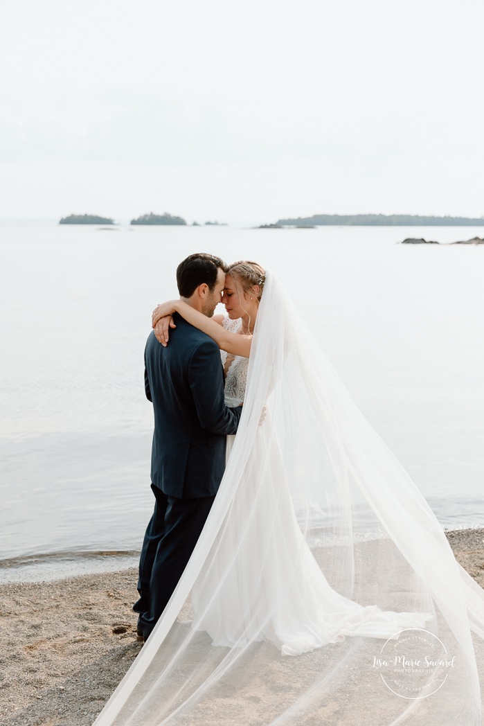 Beach wedding photos. Lakefront wedding photos. Romantic wedding photos. Mariage au bord du Lac-Saint-Jean. Auberge des Îles. Photographe mariage Saguenay-Lac-Saint-Jean