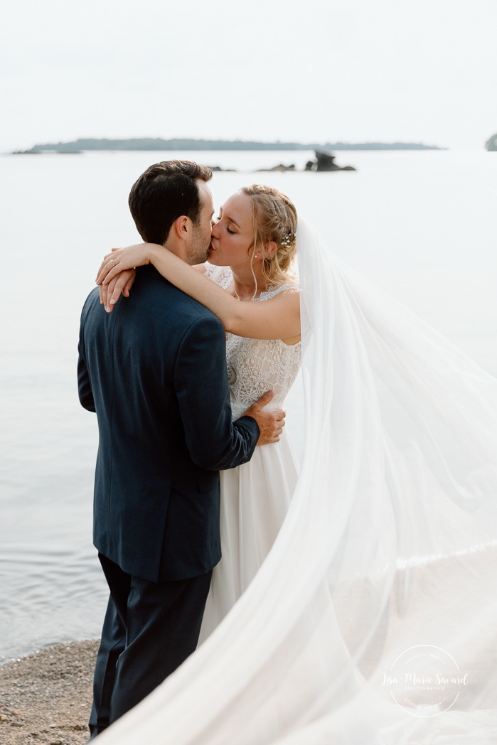 Beach wedding photos. Lakefront wedding photos. Romantic wedding photos. Mariage au bord du Lac-Saint-Jean. Auberge des Îles. Photographe mariage Saguenay-Lac-Saint-Jean