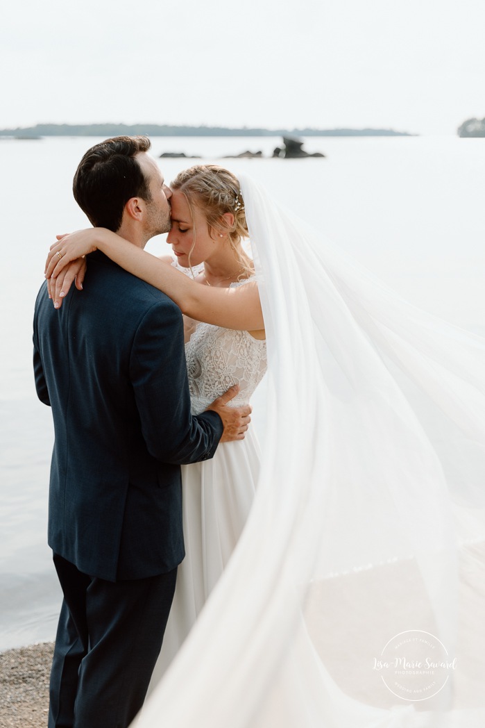 Beach wedding photos. Lakefront wedding photos. Romantic wedding photos. Mariage au bord du Lac-Saint-Jean. Auberge des Îles. Photographe mariage Saguenay-Lac-Saint-Jean