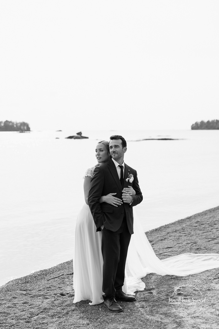 Beach wedding photos. Lakefront wedding photos. Romantic wedding photos. Mariage au bord du Lac-Saint-Jean. Auberge des Îles. Photographe mariage Saguenay-Lac-Saint-Jean