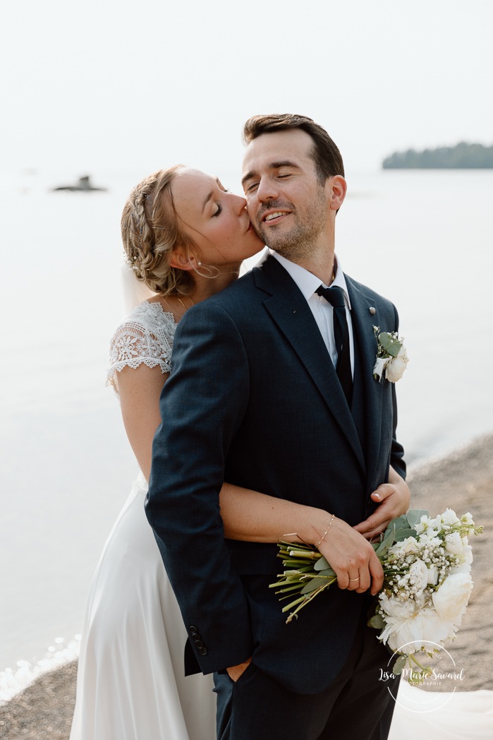 Beach wedding photos. Lakefront wedding photos. Romantic wedding photos. Mariage au bord du Lac-Saint-Jean. Auberge des Îles. Photographe mariage Saguenay-Lac-Saint-Jean