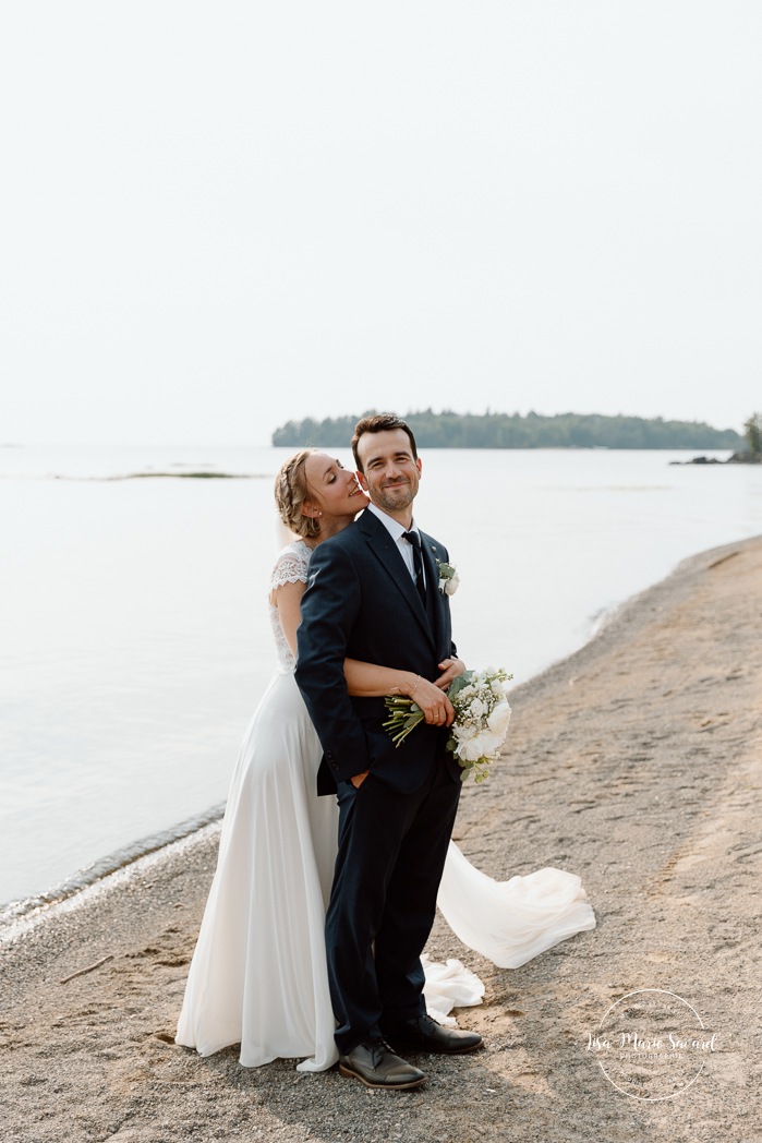 Beach wedding photos. Lakefront wedding photos. Romantic wedding photos. Mariage au bord du Lac-Saint-Jean. Auberge des Îles. Photographe mariage Saguenay-Lac-Saint-Jean