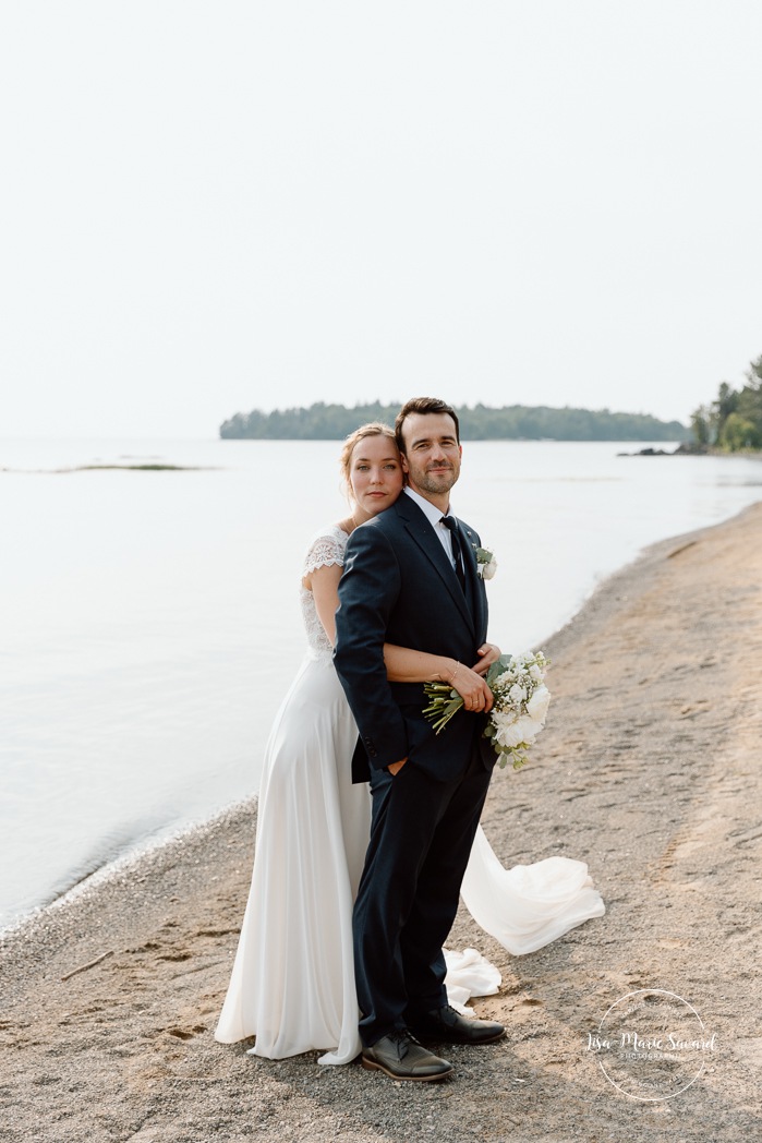 Beach wedding photos. Lakefront wedding photos. Romantic wedding photos. Mariage au bord du Lac-Saint-Jean. Auberge des Îles. Photographe mariage Saguenay-Lac-Saint-Jean