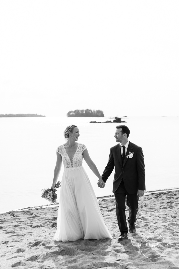 Beach wedding photos. Lakefront wedding photos. Romantic wedding photos. Mariage au bord du Lac-Saint-Jean. Auberge des Îles. Photographe mariage Saguenay-Lac-Saint-Jean