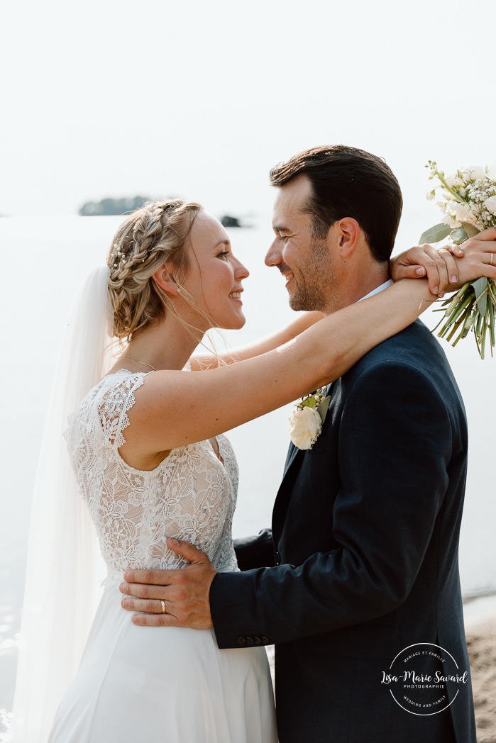 Beach wedding photos. Lakefront wedding photos. Romantic wedding photos. Mariage au bord du Lac-Saint-Jean. Auberge des Îles. Photographe mariage Saguenay-Lac-Saint-Jean