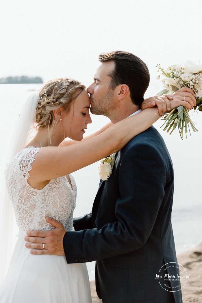 Beach wedding photos. Lakefront wedding photos. Romantic wedding photos. Mariage au bord du Lac-Saint-Jean. Auberge des Îles. Photographe mariage Saguenay-Lac-Saint-Jean