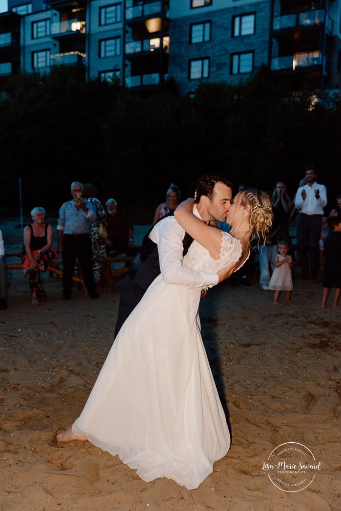 Wedding first dance on the beach with sparklers. Sparkler lit wedding first dance. Mariage au bord du Lac-Saint-Jean. Auberge des Îles. Photographe mariage Saguenay-Lac-Saint-Jean