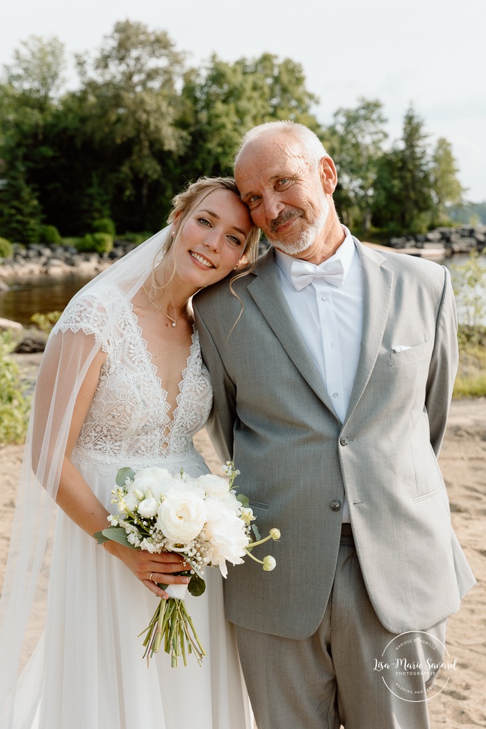 Beach wedding photos. Wedding family photos. Beach wedding photos. Lakefront wedding photos. Mariage au bord du Lac-Saint-Jean. Auberge des Îles. Photographe mariage Saguenay-Lac-Saint-Jean