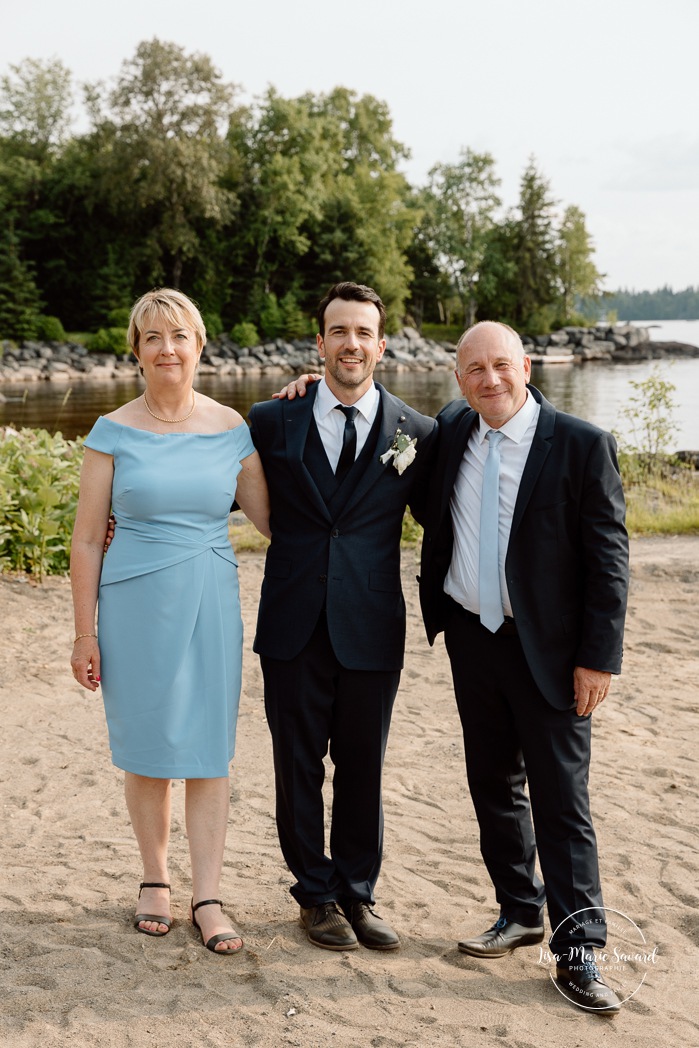 Beach wedding photos. Wedding family photos. Beach wedding photos. Lakefront wedding photos. Mariage au bord du Lac-Saint-Jean. Auberge des Îles. Photographe mariage Saguenay-Lac-Saint-Jean